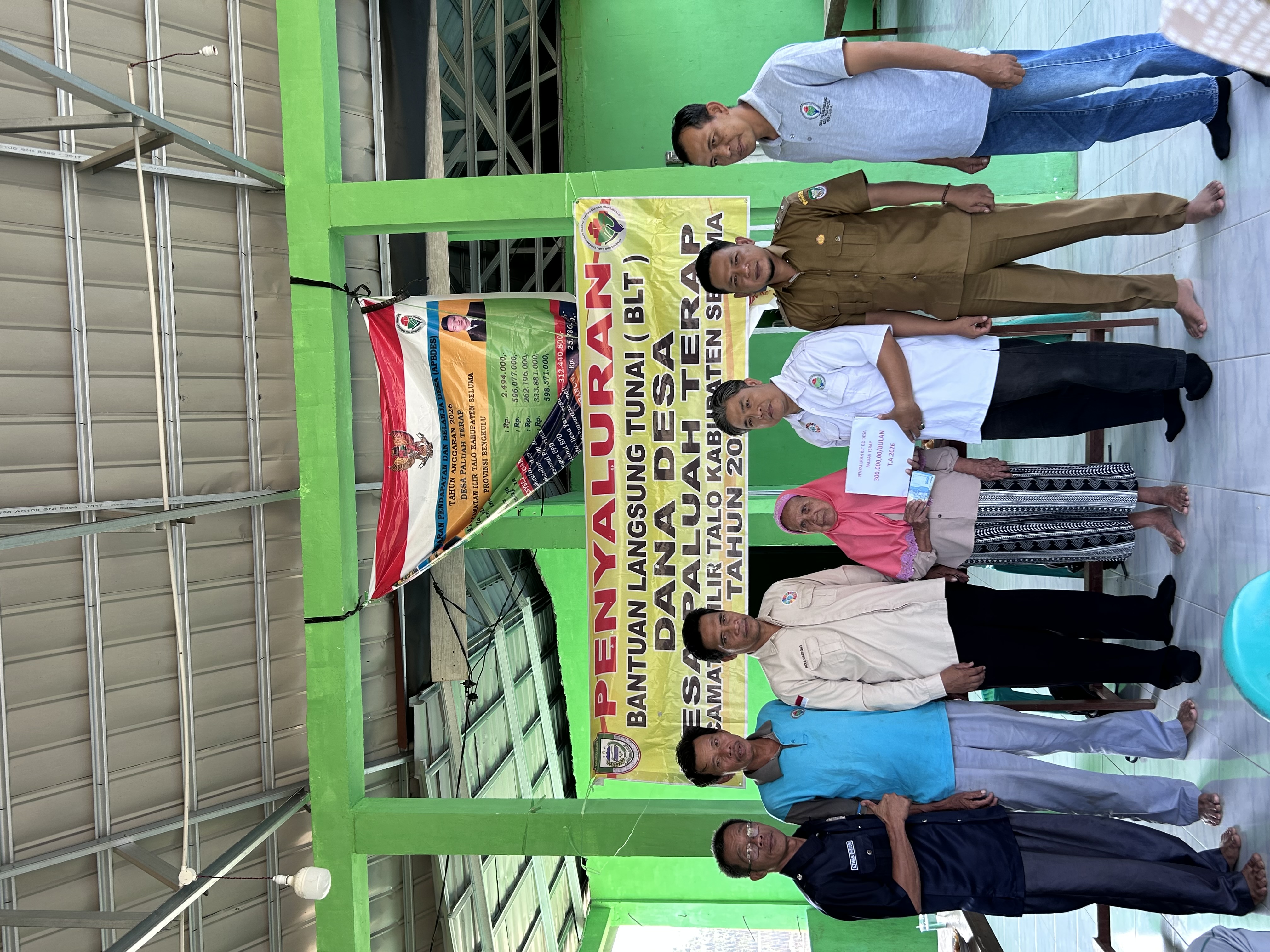 Foto Penyaluran Dana BLT di Desa Paluah Terap